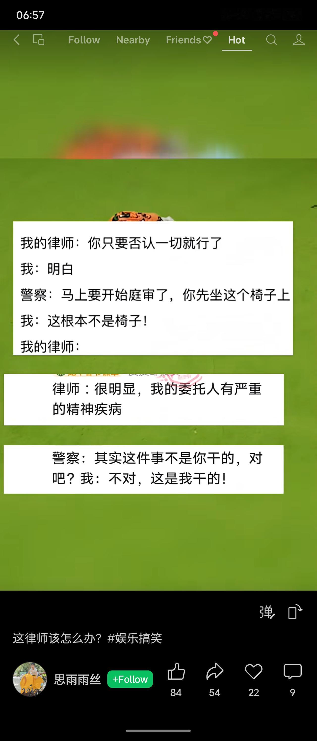 律师嘱咐“否认一切”。庭审前，警察让坐椅子，委托人坚称“不是椅子”。律师顺势以“