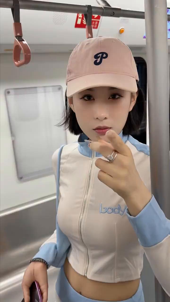 本次列车终点站为华贵路，列车运行中请站稳扶牢，前方到站骄子栈道，下车的乘客请提前