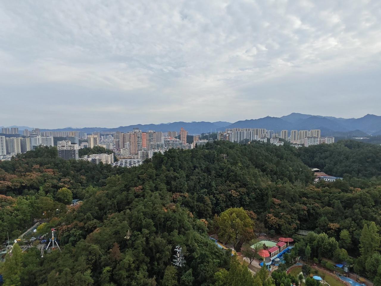 如今的中小学家长越来越焦虑，孩子越来越疲惫。上世纪七八十年代的学生，放学放牛