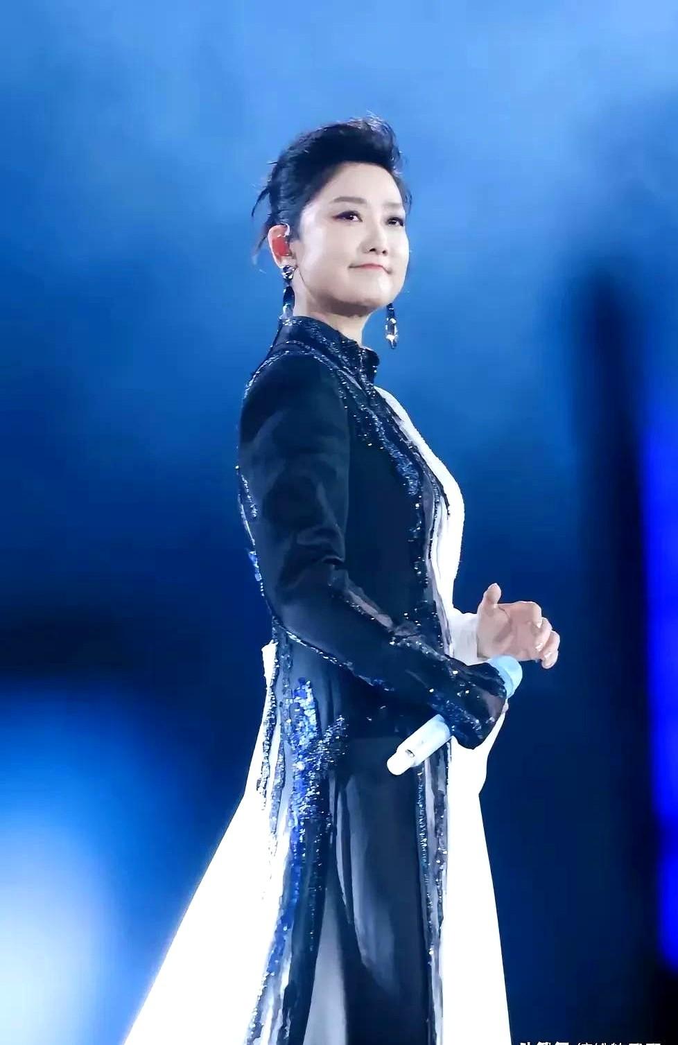 现在才发现，原来玲花是一个这么清醒的人，凤凰传奇的演唱会取消，很多人以为