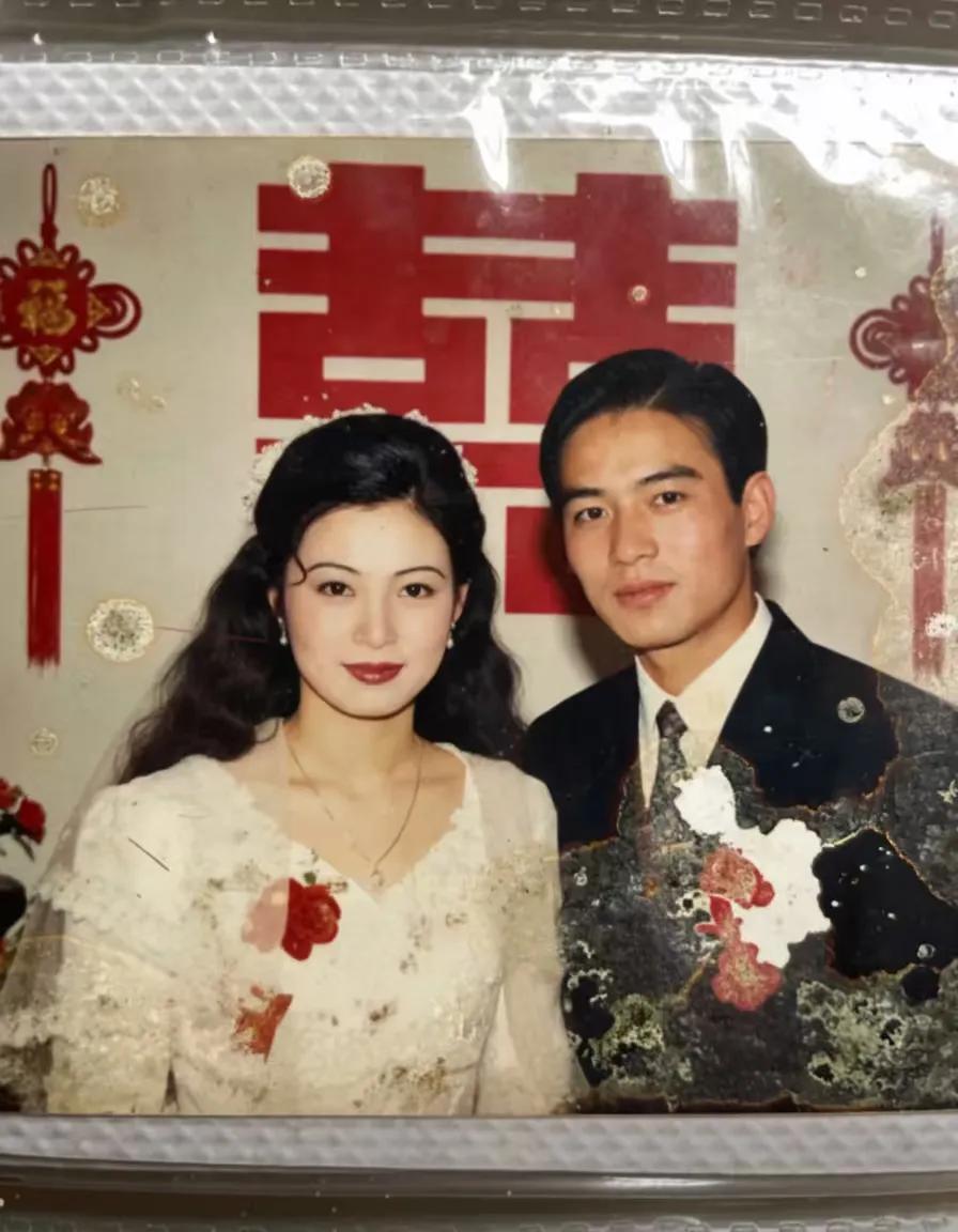 30年前的结婚照，郎才女貌，真是让人羡慕的一对！那时候没有什么美颜，P图，都是妥