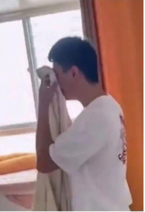 郑州。一位父亲辅导儿子数学，儿子小学一年级，数学成绩忽高忽低，为了稳住数学水平