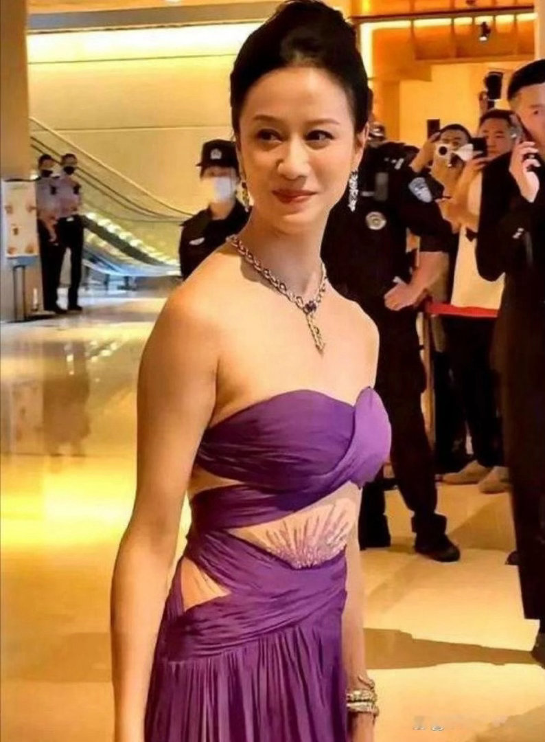 这俩张图里最吸引人的不是倪虹洁的衣服，而是肚子