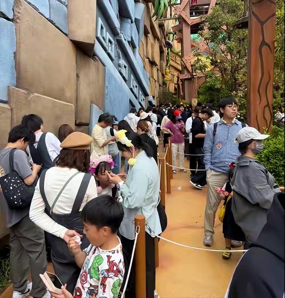 五一那天，上海迪士尼，一个穿灰T恤的男人炸了。他排了三个小时的队，烈日底下，