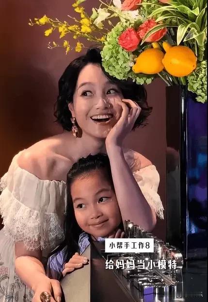 朱丹9岁女儿曝光！身高到妈妈肩膀，网友：这基因绝了朱丹身材朱丹