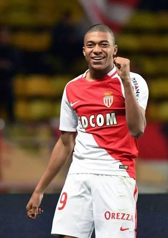 基利安·姆巴佩（KylianMbappé）他拥有“封神”的全部剧本条件：·