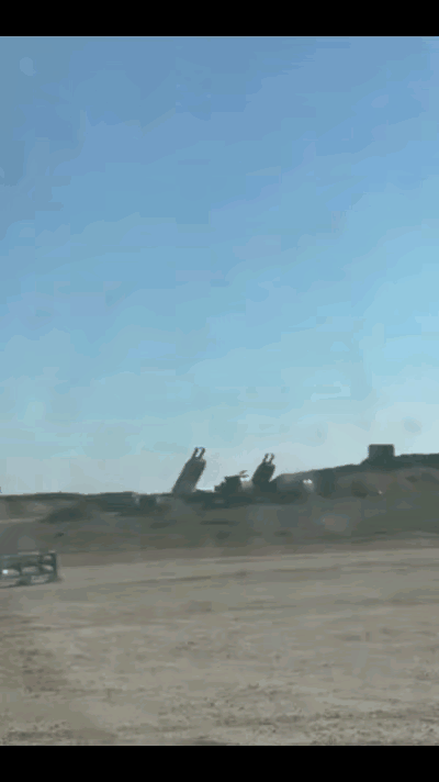 网上流传出一段美国陆军士兵自己拍下来并上传的视频，画面里能看到，美军两辆“海马斯