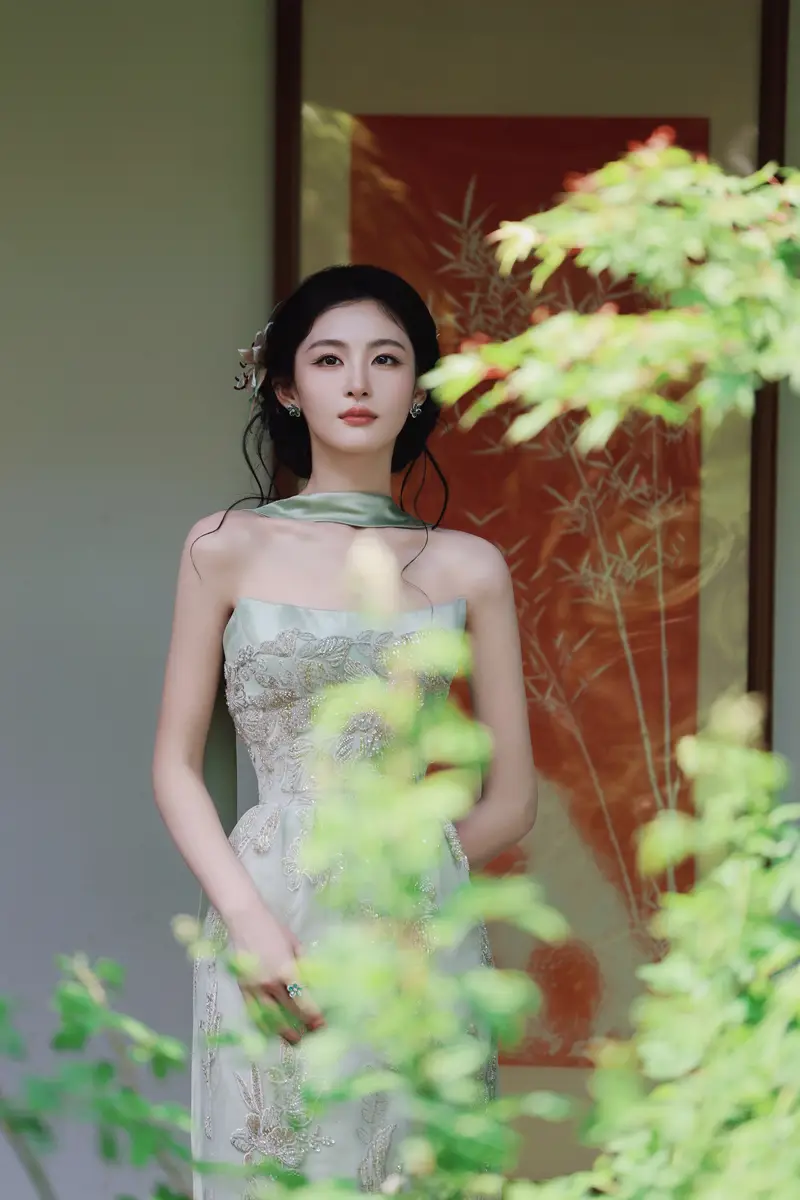 赵晴穿浅绿抹胸裙秀出优越肩颈线条长发盘起优雅温柔