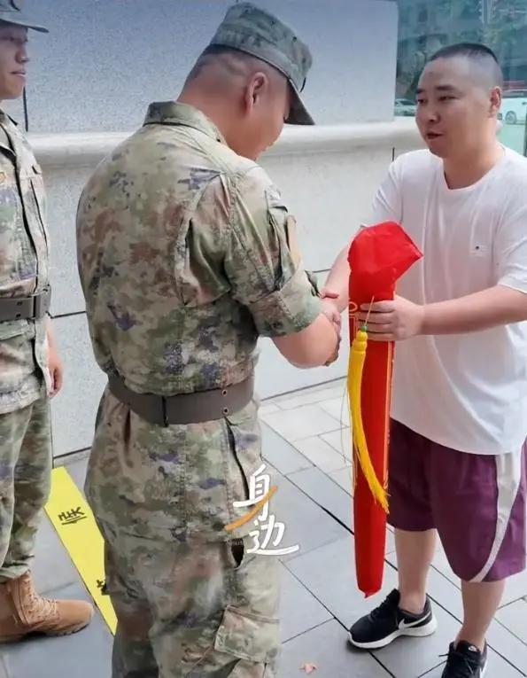泪目。6月16日，成都一位网约车司机在收车途中突发脑梗，他知道抢救黄金时间极短，
