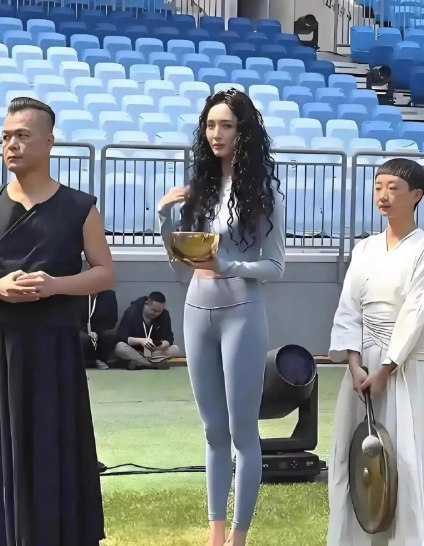 我滴个天!万万没想到啊！她本人比电视剧里还漂亮，难怪那么多人喜欢她​​​