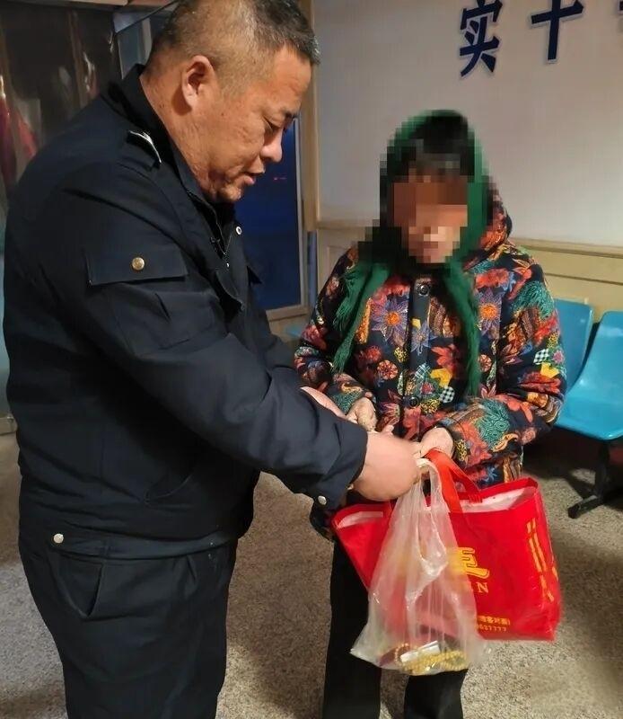 这可能是我们见过‘含金量’最高的冰箱。张先生一个大扫除，就把母亲藏的家底给卖