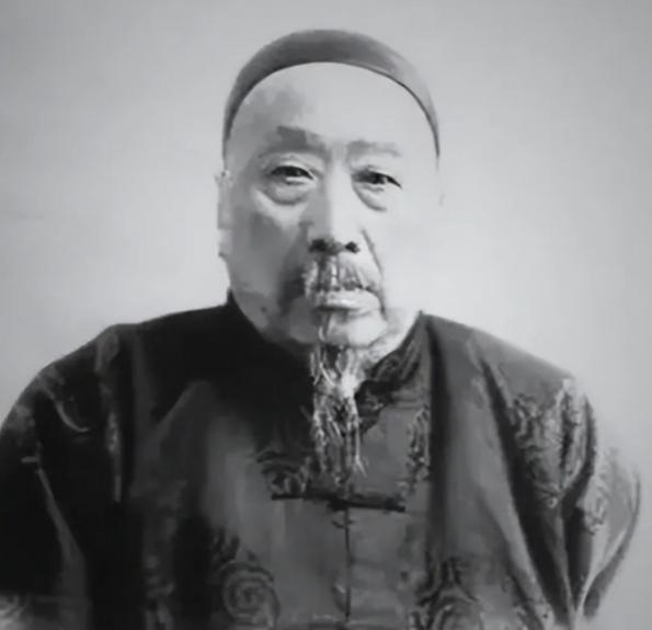 1892年，山东大善人潘守廉路过济州的一条巷口时，无意中看见一个卖煎饼的妇女，顿