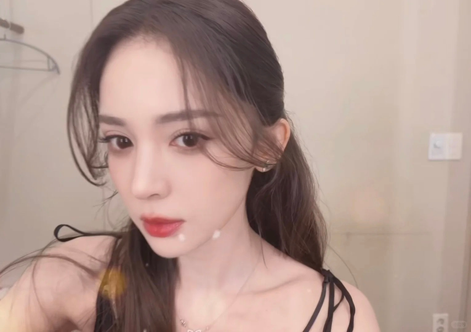 娜扎 美女连色素沉积都像眼影此女素颜还是太震撼了……眼部色素沉积跟眼影到底有什