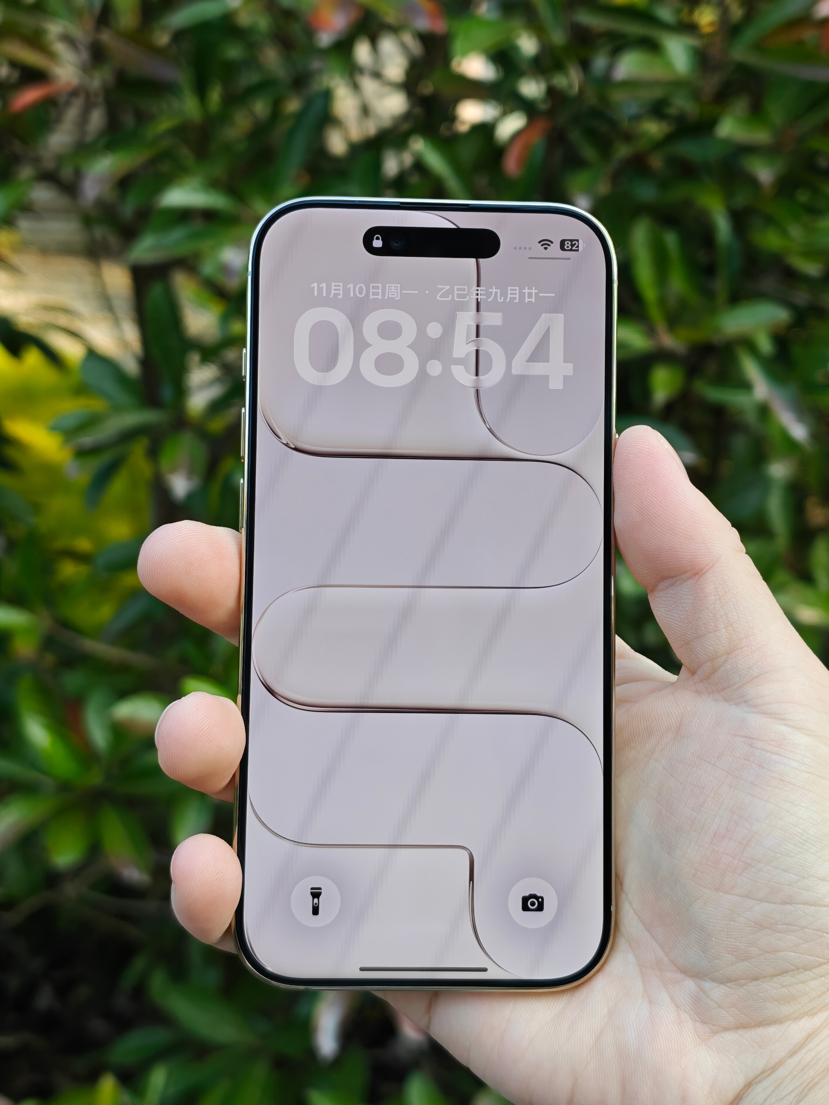 iPhoneAir还是太优雅了，尤其金色越看越优雅[捂眼睛]​​​