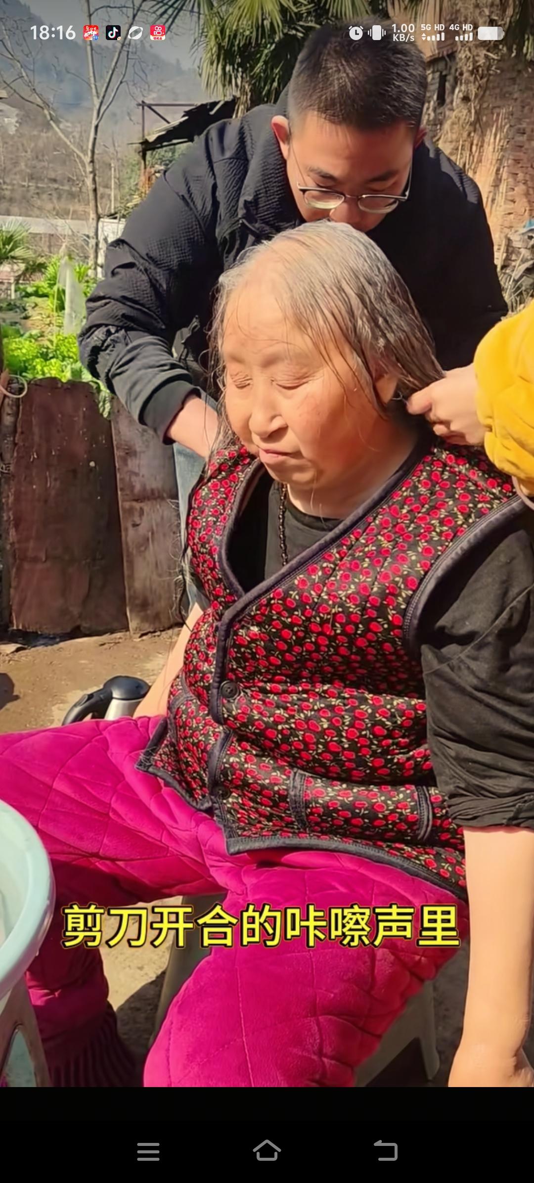 回到原生家庭后，他能为妈妈洗头、剪发。他是全网寻亲成功的第一个孩子，名叫胡龙。他