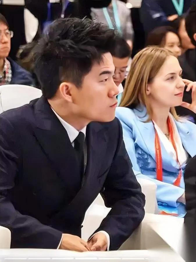 董宇辉为啥能爆火？农村娃变身顶流有啥秘密？咱看董宇辉的成功，真不是偶然。