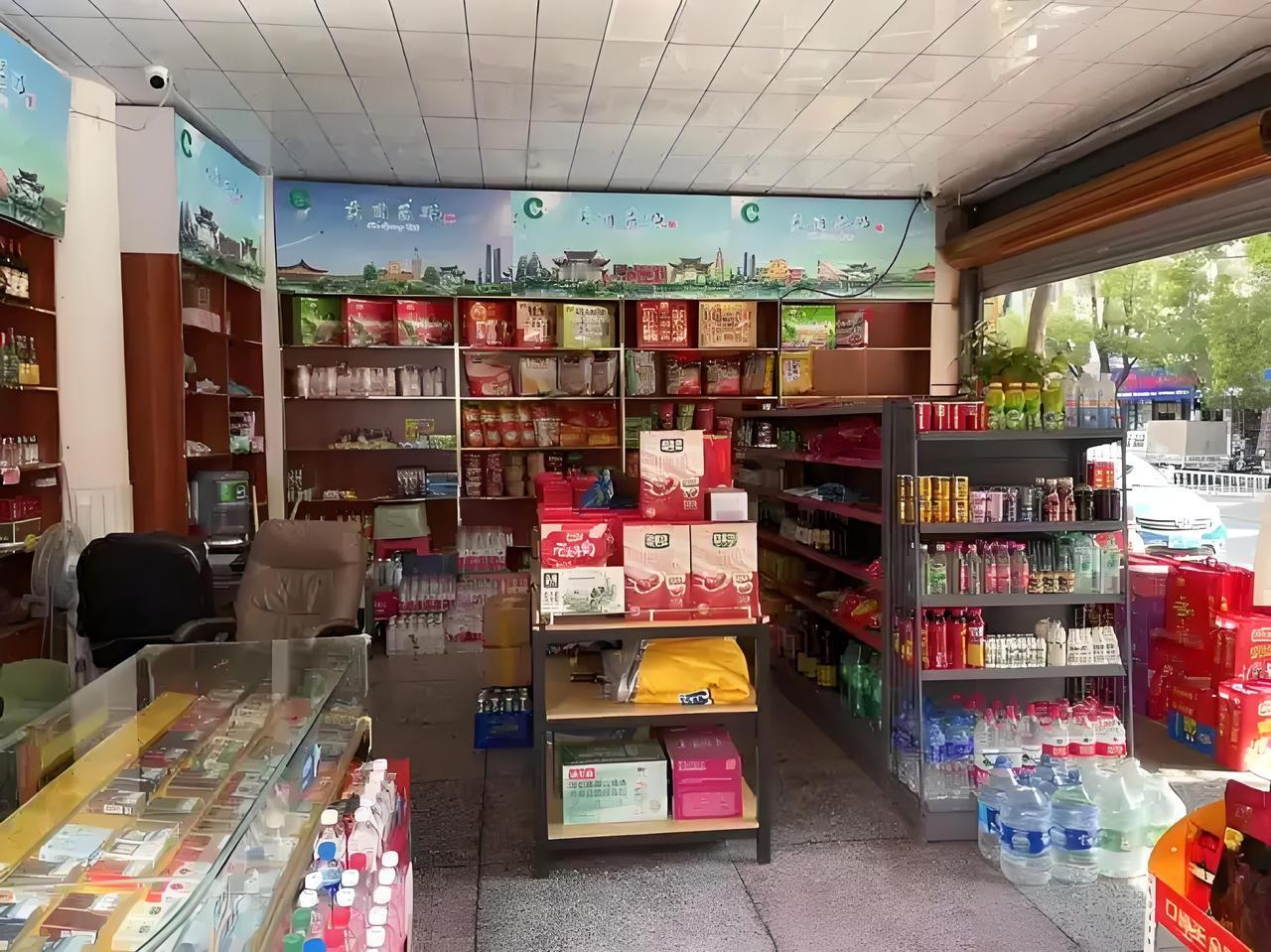江西吉安，一男子来到商店，花22元买了盒烟，男子拆开一看，大吃一惊，里面装的不是