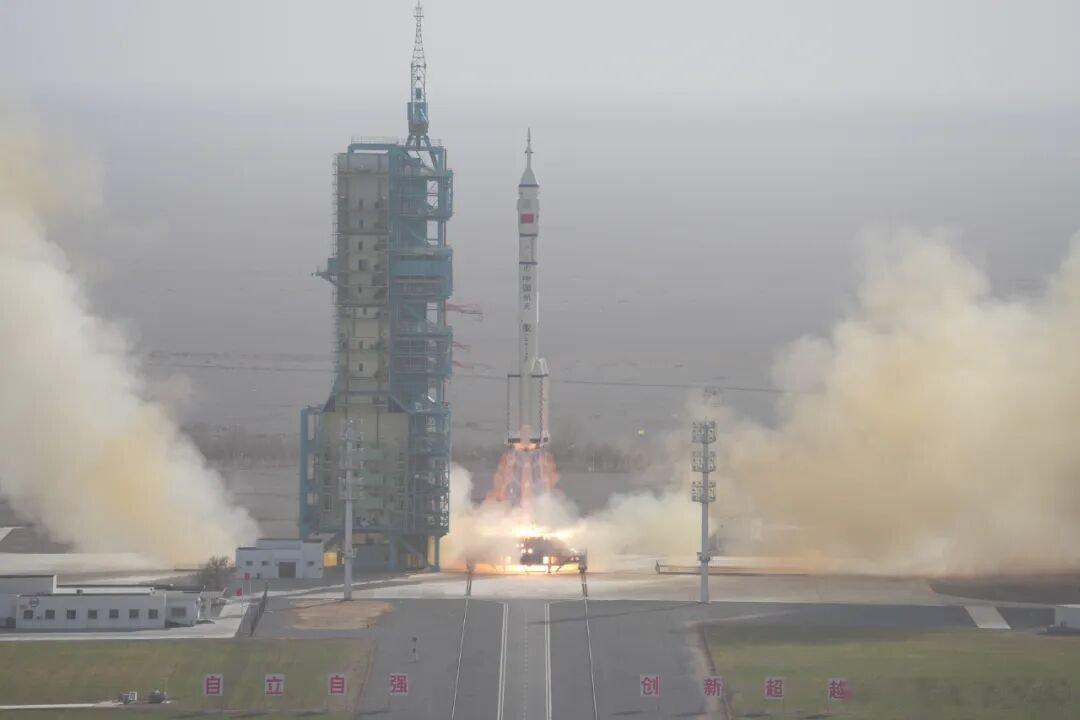 神舟二十二号飞船与长征火箭成功分离并进入预定轨道，发射任务取得圆满成功。这是中国