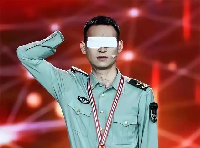 网上有人给杜富国算了笔账：月津贴3万2，国家分了180平的房子，水电燃气全免。