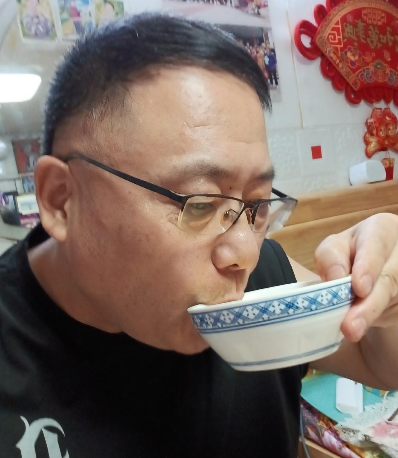 昨天天气还蛮凉爽，1点钟就赶到了四姐家去打麻将。今天是周末，地铁上的人很少。