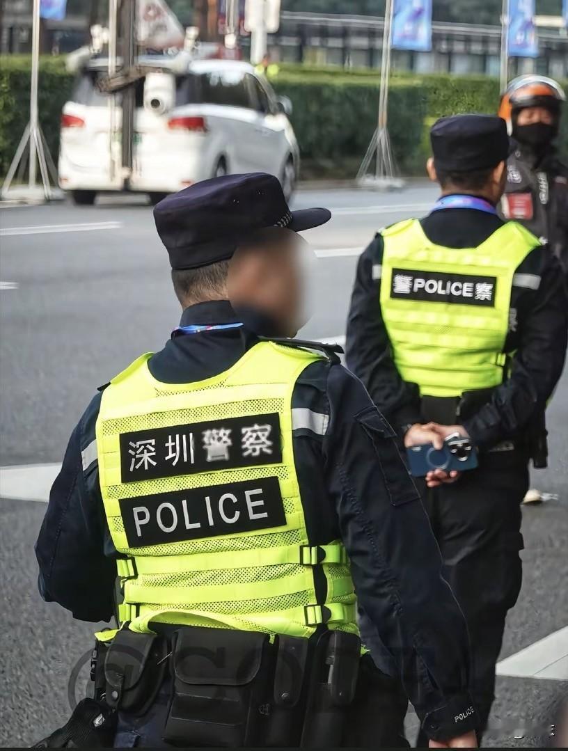 深圳最近搞了个新尝试，街上巡逻的警察和辅警背心上都印着汉字拼音和英文，警察写