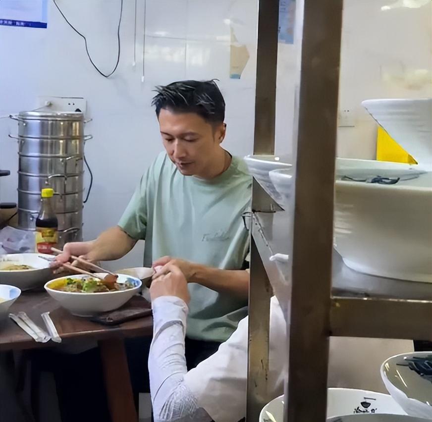 谢霆锋重庆吃路边摊，满脸褶子老到不敢认，和奶奶合影小动作抢镜谁能红足三十年？谢