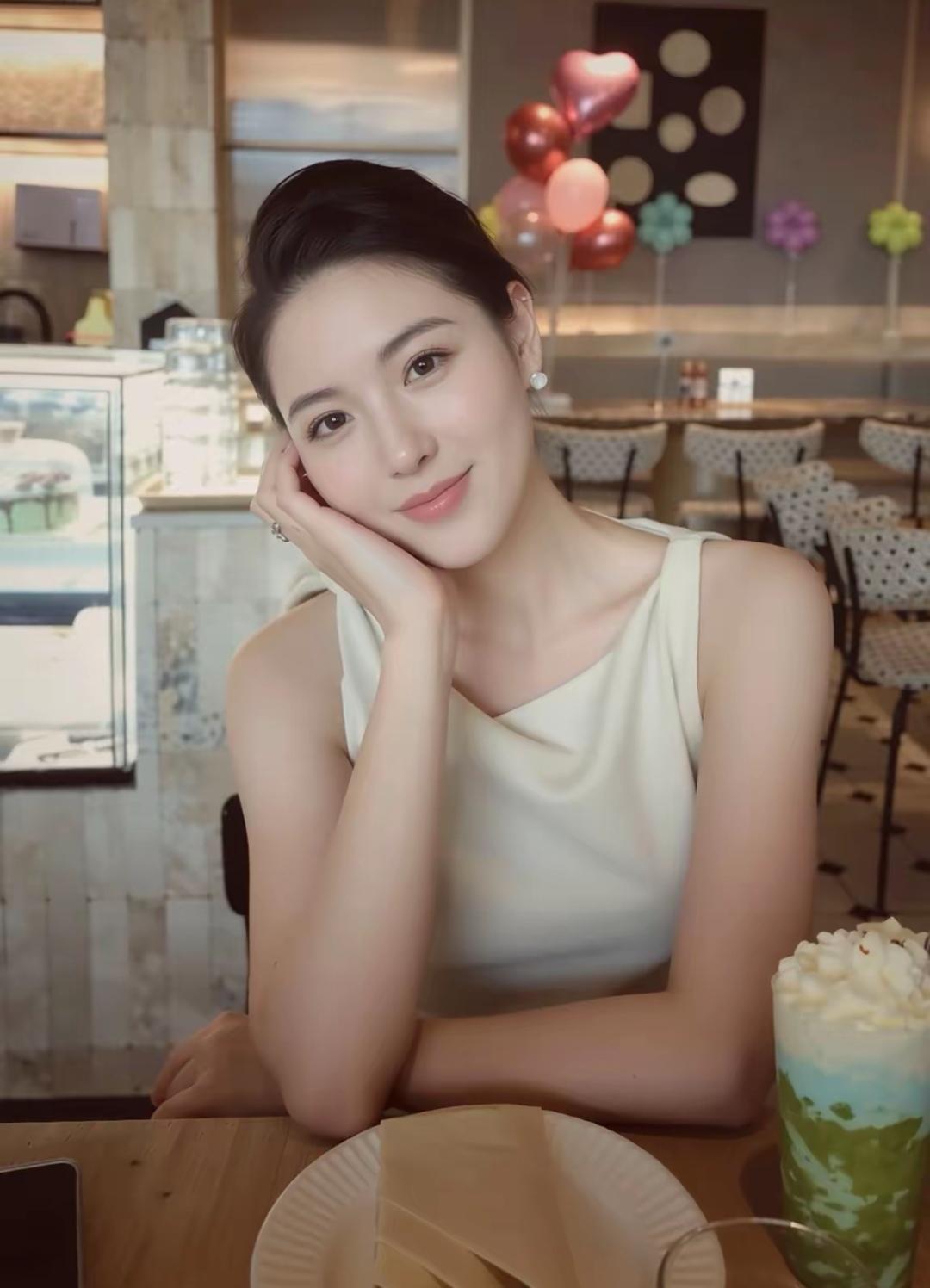 成年人世界，没有空白页。中年人的社会拼打中，生活早已挤没了精神边注。