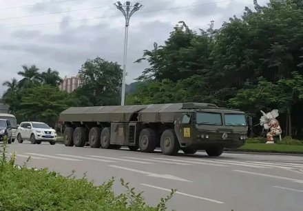 新一代高机动导弹运输车曝光近日，网络上流出了中国新一代机动式导弹发射车的图片，