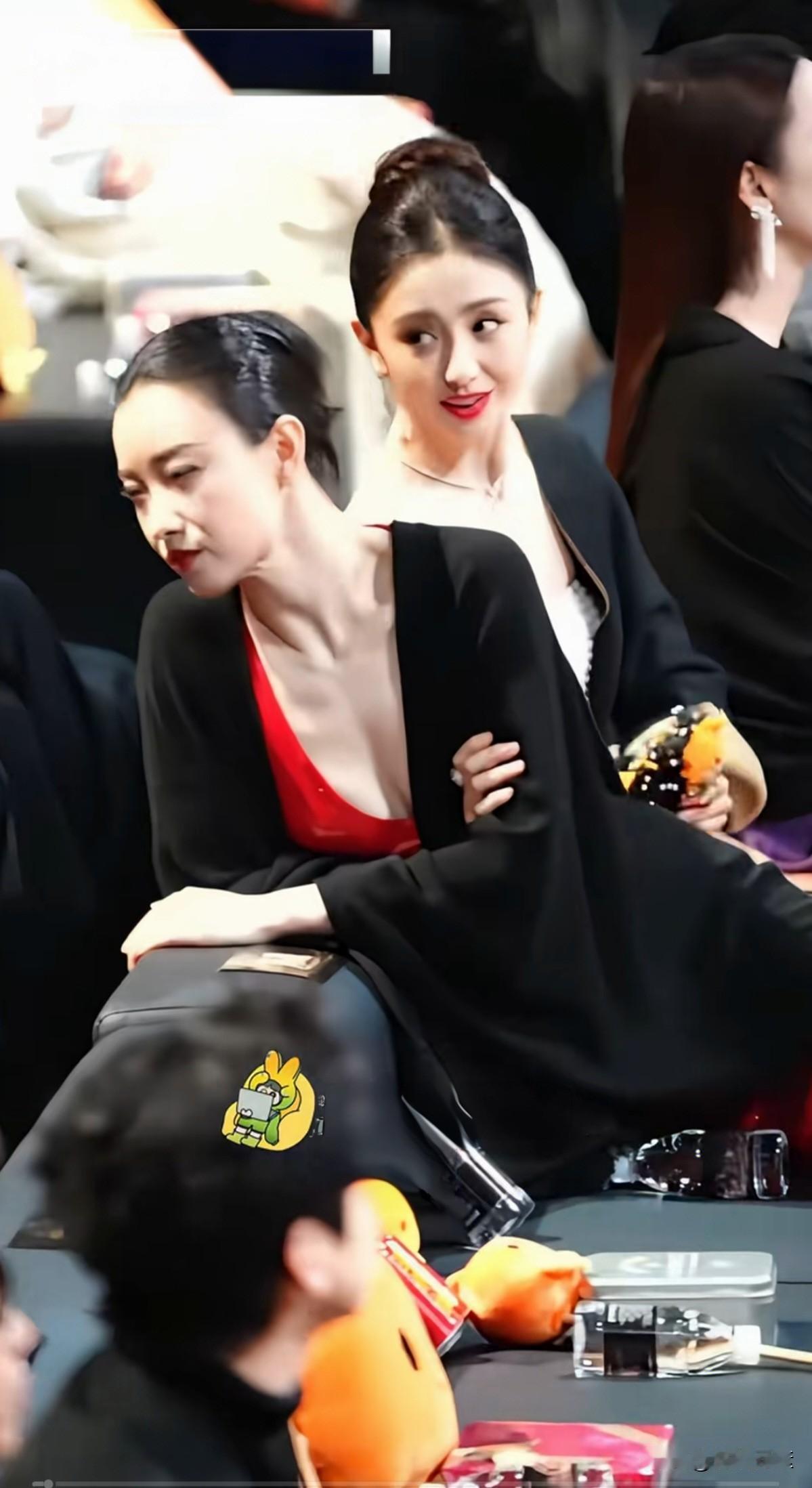 娱乐圈两个大嫂级的顶流巨星，倪妮和佟丽娅，你最喜欢谁呢？