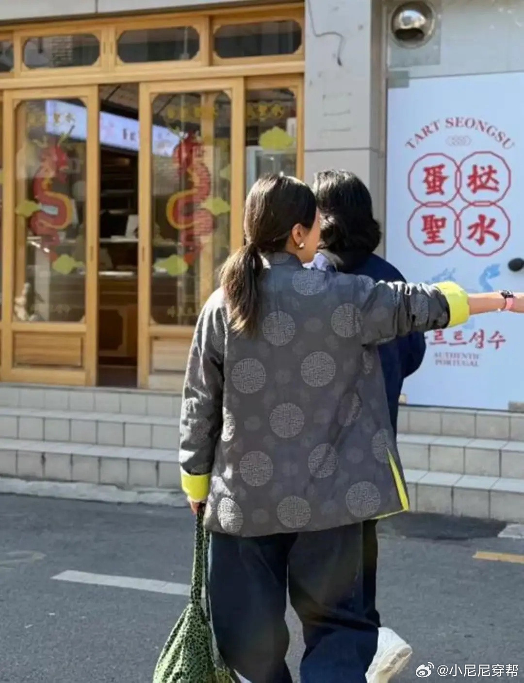 韩国偶遇萧敬腾夫妇，喝咖啡都要牵着手，一眼就能看出俩人年龄差！