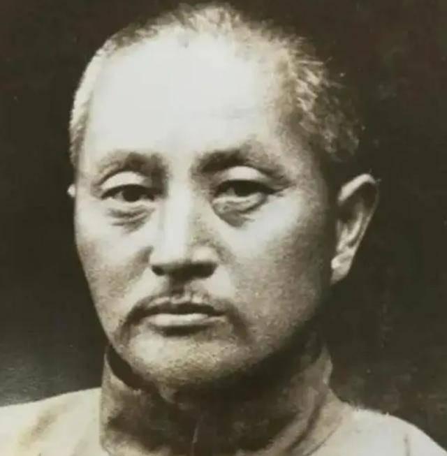 他是蒋介石的恩人，在蒋介石处于暗淡时期时，是他伸出援手，拉了蒋介石一把，可以说，
