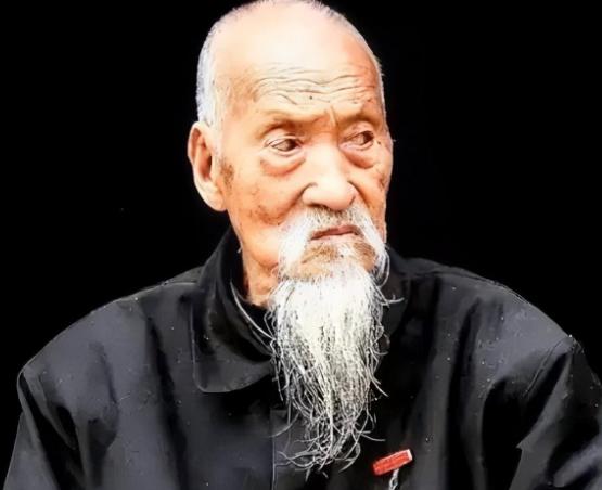 太行山绝壁上，这个人，被十四个日军围死。枪口对准后脑勺的那一刻，司凤梧没有跪下，
