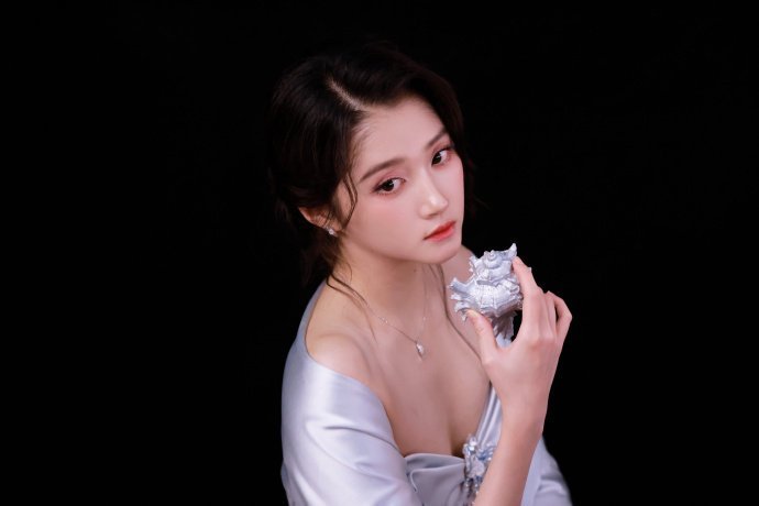 王牌对王牌Cody加分，银白色造型和黑色长裙这个反差感拉满[捂眼睛][捂眼睛][捂眼睛]关晓