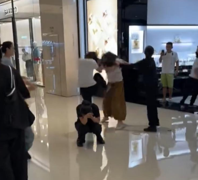 香奈儿柜姐群殴顾客，高跟鞋扇脸七分钟，幼女目睹悲剧全程！