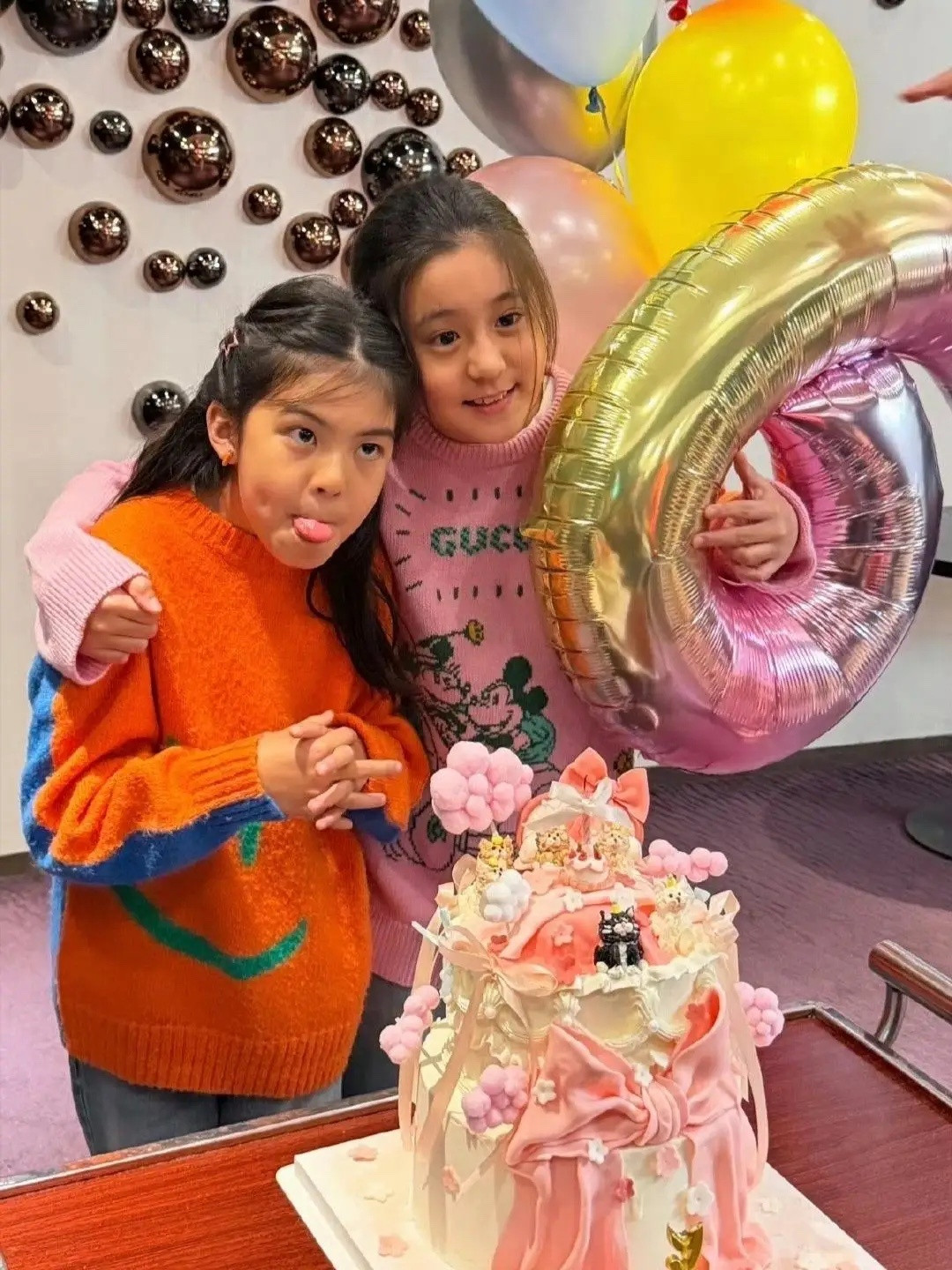 贾静雯大女儿回家为妹妹庆祝9岁生日，梧桐妹嘴上还戴着唇环，特别时尚。咘咘搂着波妞