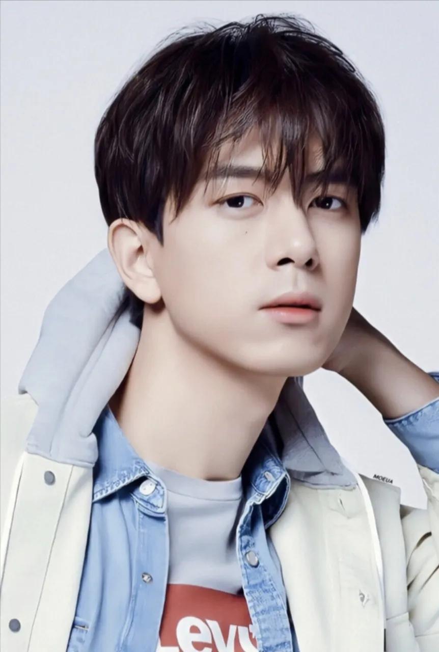 惊了！李现真实人设曝光：袖口磨出毛边还在穿！原来李现从小被“穷养”长大！父母