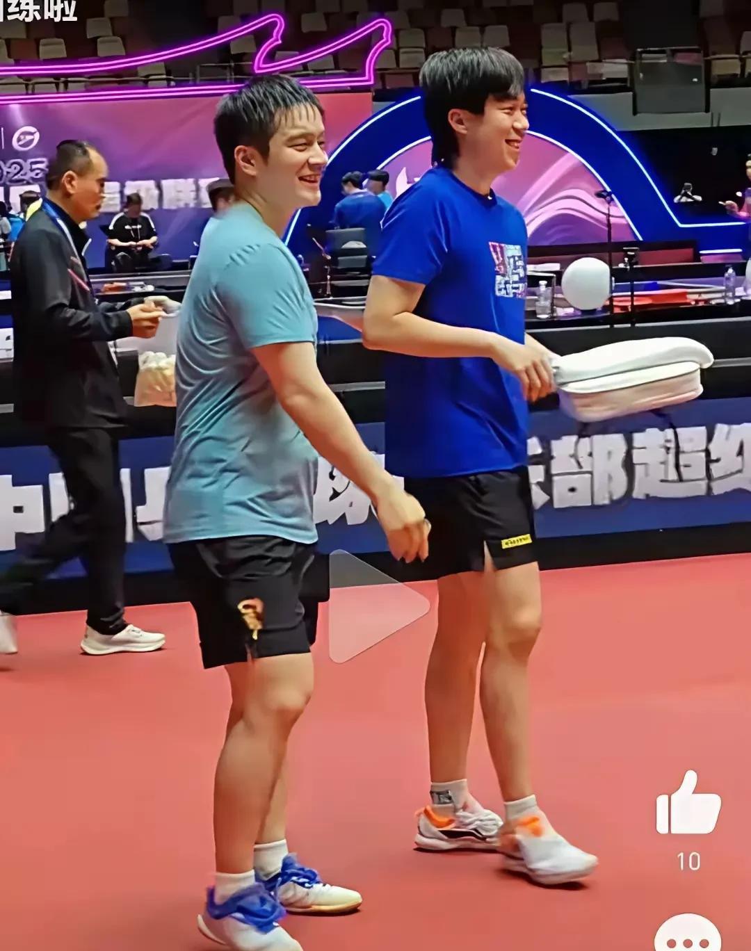 王楚钦亲昵一句：“东哥”击碎了多少小黑子的心呢。樊振东看到王楚钦过来，立马迎上