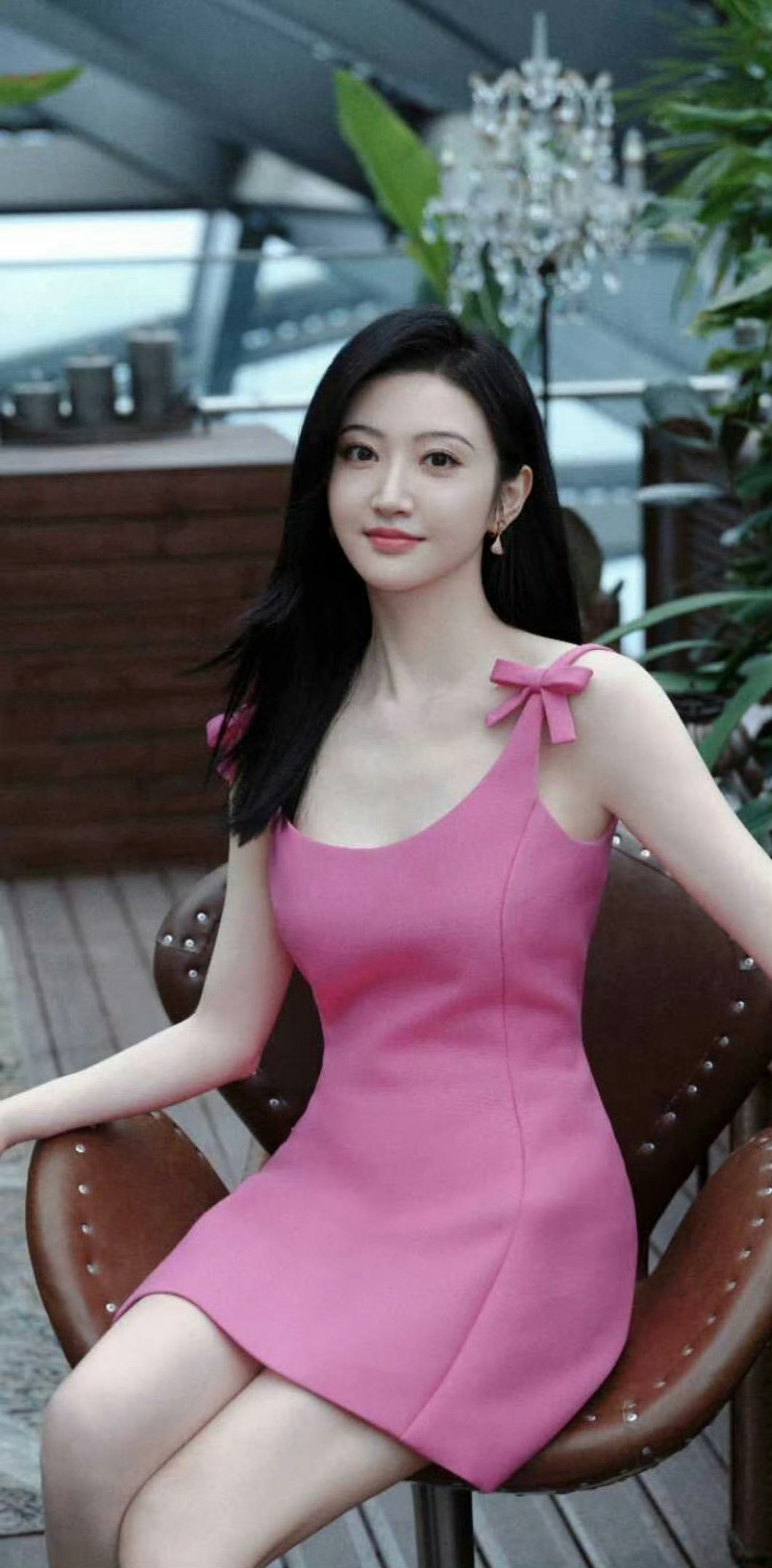 景甜身着粉色蝴蝶结吊带裙，优雅甜美尽显独特魅力​​​