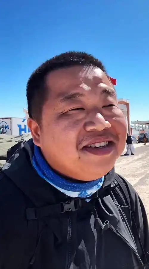 谁能想到广东罗定出了个狠人！1992年生的蓝战非，打小家里穷得叮当响，高三那年顶