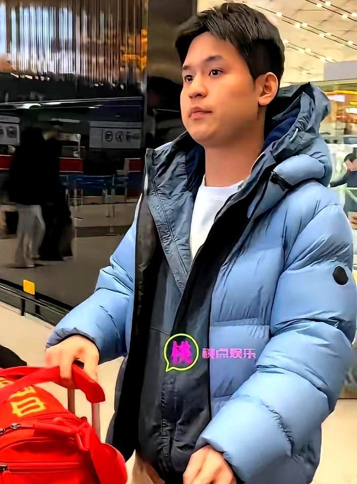 去年还是最年轻的世界第一，今年连决赛都进不去了。本土作战的亚洲杯，3-1手