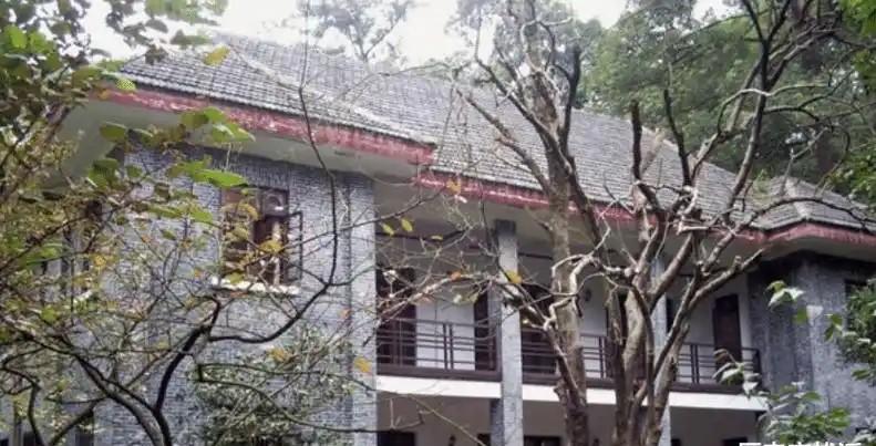 1949年12月，堆堆叠叠的20多具红岩烈士遗体被从渣滓洞附近的电台岚垭荒草地里