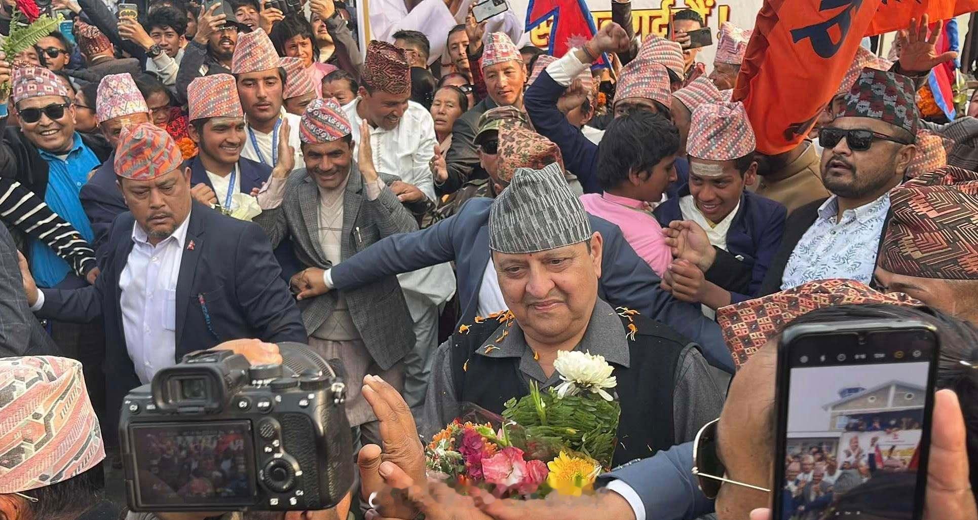 王室王室尼泊尔王室刀疤脸结束对阿三的访问返回尼泊尔，他以前出访阿三都是大肆宣传