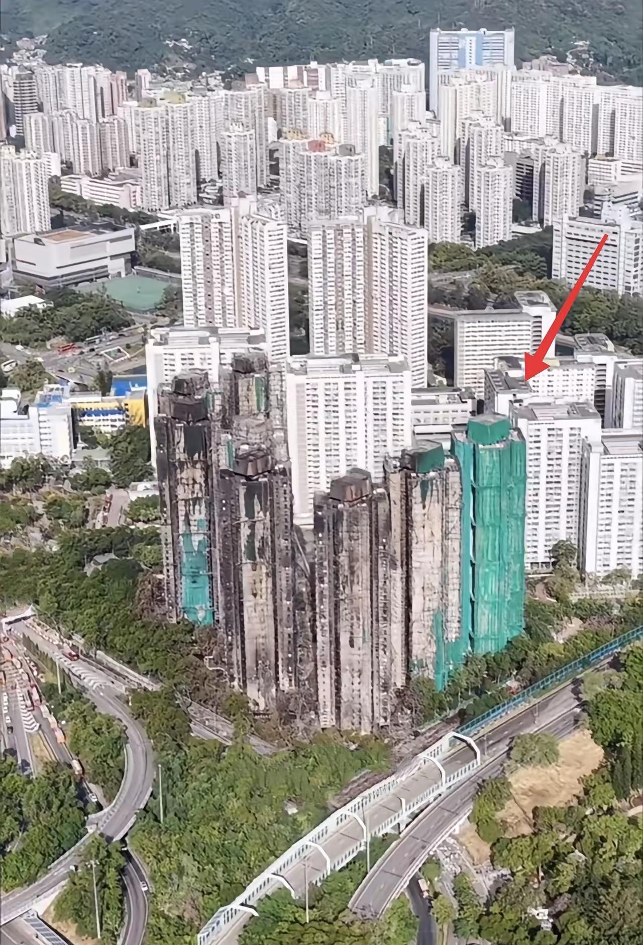 香港宏福苑共八栋楼，七栋楼都被烧，只剩下一栋楼安然无恙。有人说，这栋楼里的人真