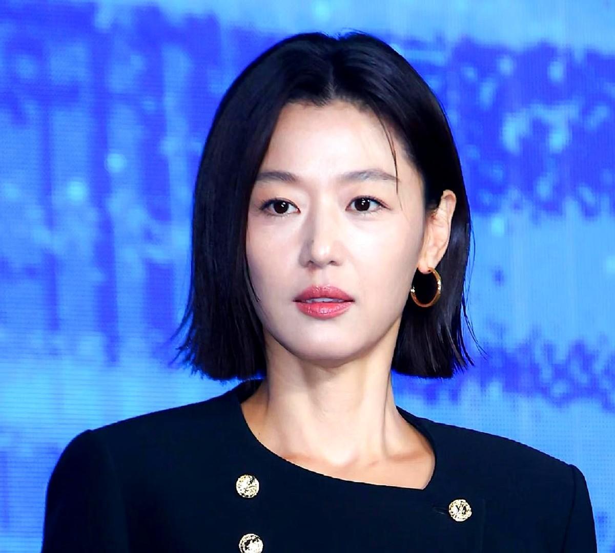 “有些历史问题需要重新审视”——一句台词，把全智贤从2100万粉丝的云端拽进风暴