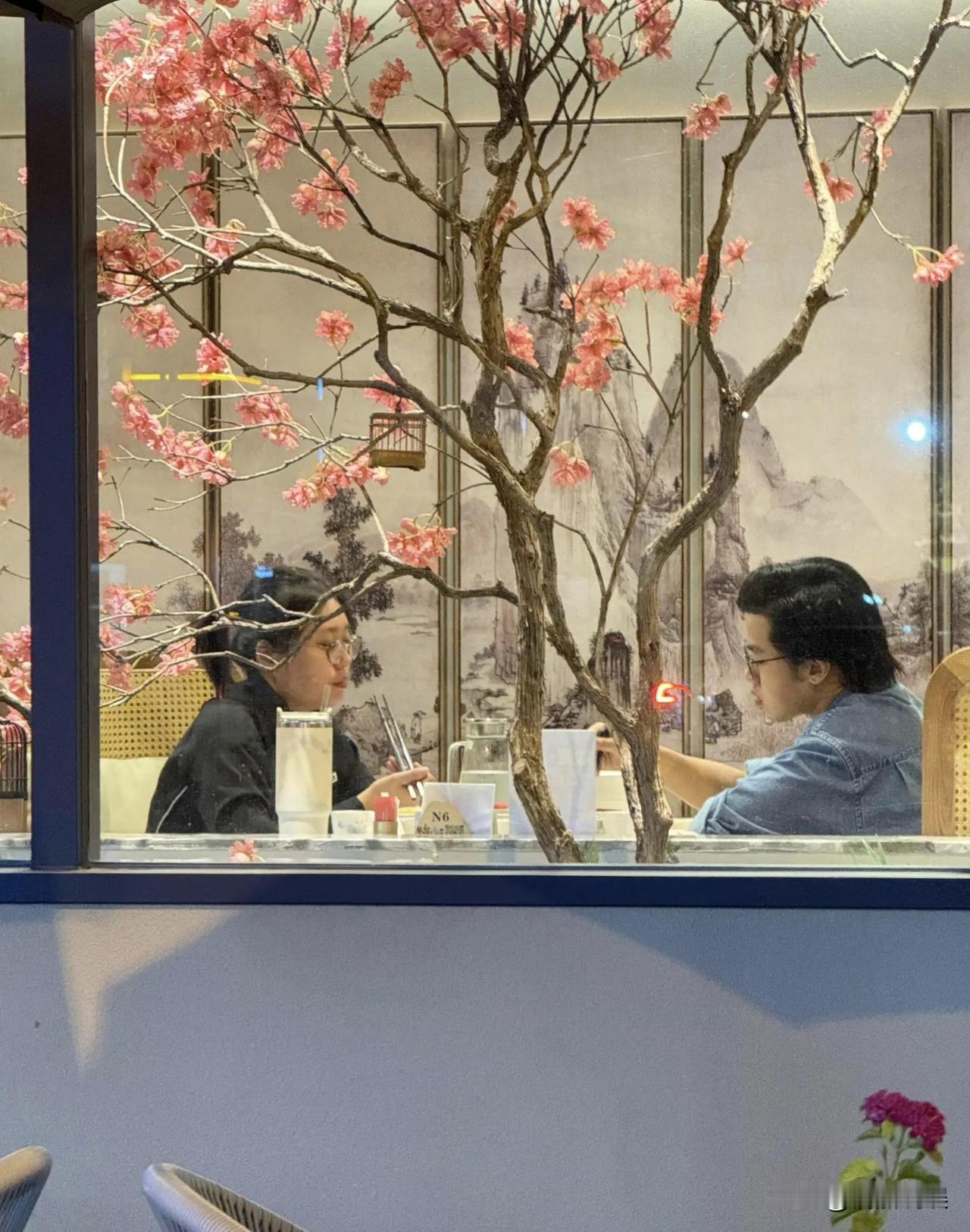 李雪琴和男友王一通约会聚餐，李雪琴本人看着肤色偏黑，扎着短马尾，戴着眼镜，脸有点