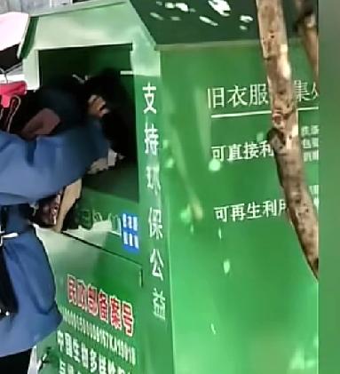 你还敢再把自己的旧衣服捐出去吗？四川一女子发现自家小区内出现了一个废旧衣服回收