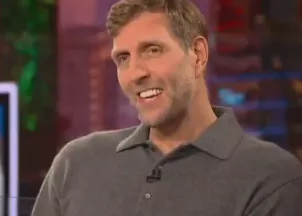 德克-诺维茨基在今日的一档节目中谈到独行侠交易安东尼-戴维斯。诺维茨基说道：“