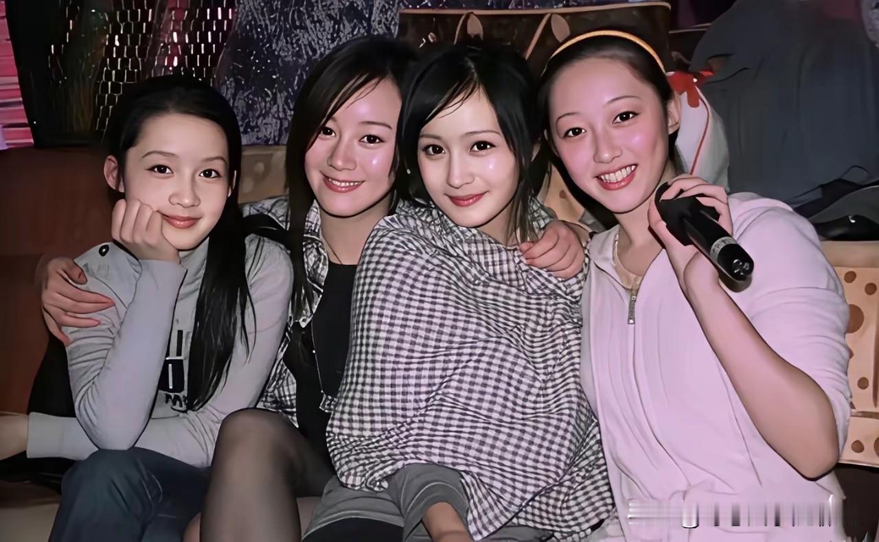 想不到现在长相平平的杨幂在年轻的时候，还是这几位女明星里最漂亮耐看的一个，果然还
