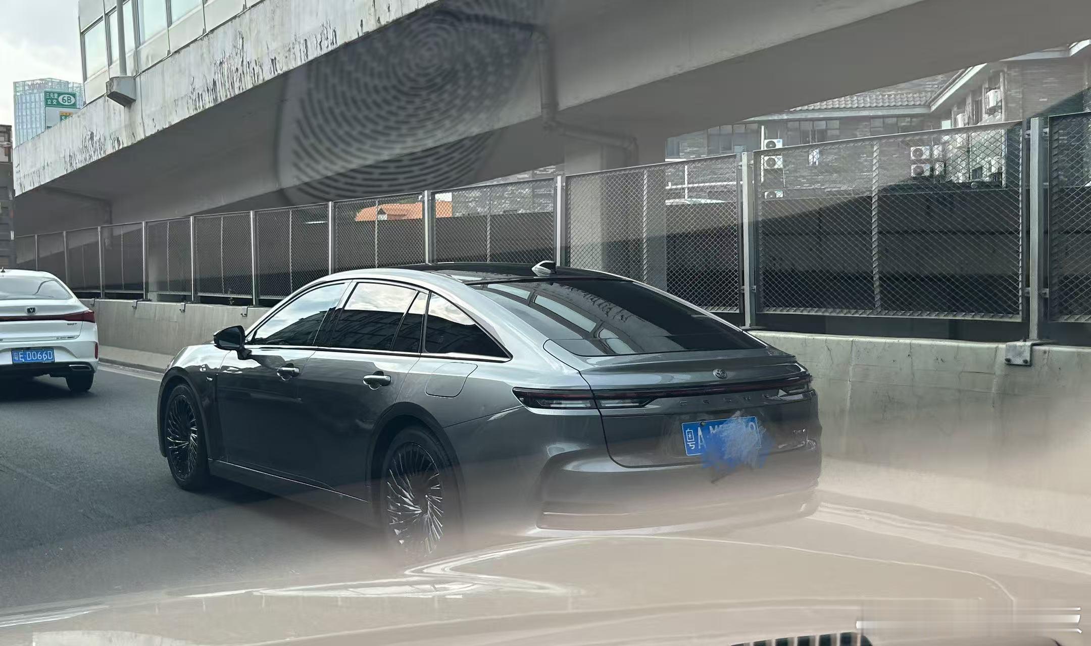 这都有人买系列之丰田皇冠Sedan。丰田皇冠真正的正统续作，保留前置后驱，内饰大