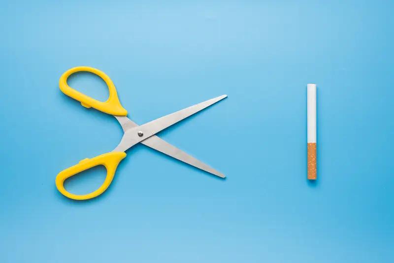 给烟民兄弟们分享下我坚持戒烟8天的变化。前2天特别难熬，喉咙干痒、总打哈欠犯困，